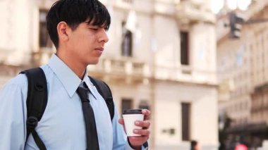  Tarihi Şehir Caddesinde Kahve İçen Genç Adam