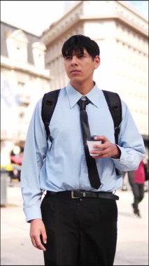  Kentsel Sokak Sahnesi 'nde Man Holding Coffee Cup