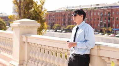  Resmi Gömlekli Adam Dışarıdaki Telefonu Kontrol Ediyor