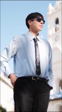  İş dünyasındaki kendine güvenen adam dışarıda telefonla konuşuyor.