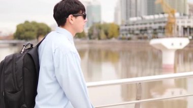  Modern Şehir 'de Rıhtımda Yürüyen Güneş Gözlüklü Adam