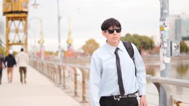  Riverside Yolu Boyunca Profesyonel Şehir Yürüyüşü