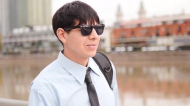  Riverside 'da yürüyen genç adam.