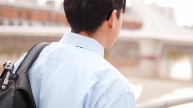  Sırt çantasıyla Nehirde Yürüyen Genç Adam 'ın Arka Görünümü