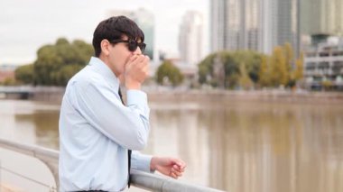  Kentsel Rıhtımda Beklerken Elma Yiyen Adam