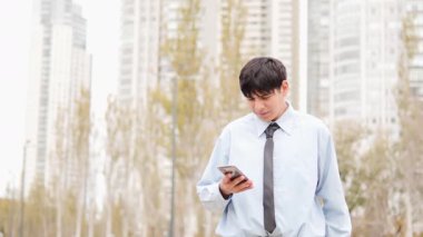 Genç adam selfie çekiyor ve dışarıda barış işareti yapıyor.