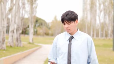  Park Yolundaki Genç Profesyonel Tarayıcı Telefonu