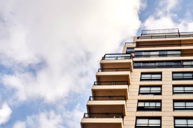 Gökyüzünün altında sallanan balkonları olan modern yerleşim yerleri.
