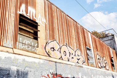 Buenos Aires, Arjantin - 14 Mayıs 2025: Palermo 'da Paslı Metal Duvar ve Şehir Çürümesi