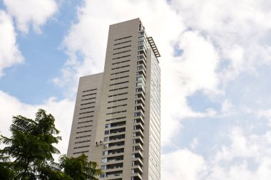 Cephede İşçilerle Gökdelen