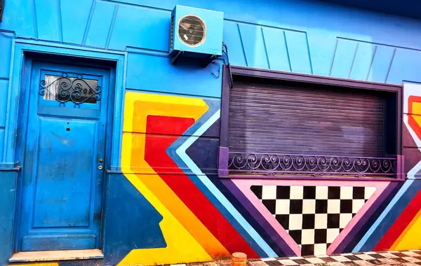 Buenos Aires, Arjantin - 14 Mayıs 2025: Mavi Kapılı Parlak Şehir Duvarı, Klima ve Renkli Geometrik Desen