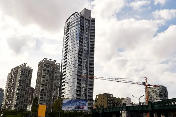 Buenos Aires, Arjantin 14 Mayıs 2025: Crane ve Billboard ile Eğri Cam Konut Kulesi