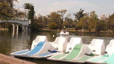 Arka planda Manzaralı Köprü ile Göl kenarındaki Pedal Tekneleri