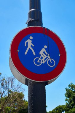 Yaya ve Bisiklet Paylaşımlı Yol İşareti Buenos Aires, Arjantin - 15 Aralık 2024