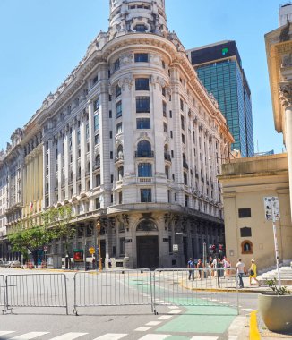 Sunny Downtown 'daki Grand Beaux-Arts Corner Binası. Buenos Aires, Arjantin - 15 de diciembre de 2024 
