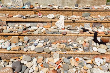 Plaza de Mayo 'da Yüzlerce İsimli Taşla Covid-19 Kurban Anıtı - Buenos Aires, Arjantin - 15 de diciembre de 2024