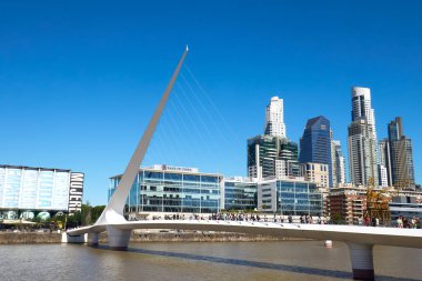 Puente de la Mujer ve Bank of China ile Puerto Madero Skyline, Buenos Aires, Arjantin - 15 Aralık 2024