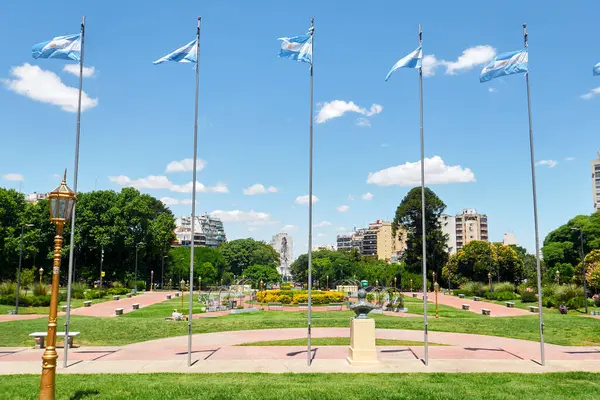 Güneşli bir günde Arjantin Bayrakları Şehir Parkı 'nı süsledi. Buenos Aires, Arjantin - 15 de diciembre de 2024 