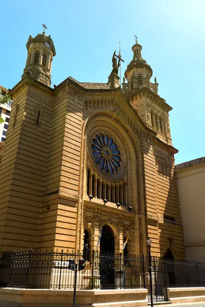 İkiz Kuleler ve Gül Pencere ile Tarihi Bazilika. Buenos Aires, Arjantin - 15 de diciembre de 2024 