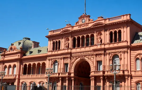 Temiz Gök Altında Casa Rosada Merkez Cephesi - Buenos Aires, Arjantin - 15 de diciembre de 2024