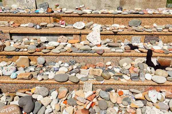 Plaza de Mayo 'da Yüzlerce İsimli Taşla Covid-19 Kurban Anıtı - Buenos Aires, Arjantin - 15 de diciembre de 2024