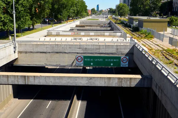 La Plata 'ya Yön İşaretli Otoyol Üstgeçidi ve 25 de Mayo Buenos Aires, Arjantin - 15 de diciembre de 2024