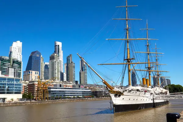 Tarihi fırkateyn ARA Başkanı Sarmiento Puerto Madero Buenos Aires 'e kenetlendi, Arjantin - 15 Aralık 2024