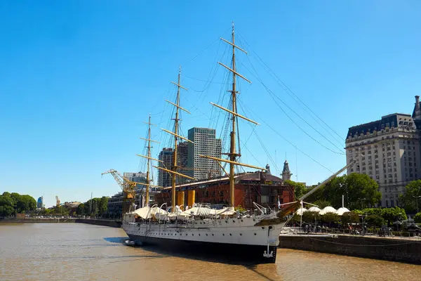 Fırkateyn ARA Başkanı Sarmiento Tarihi Porto Madero Buenos Aires 'e kenetlendi, Arjantin - 15 Aralık 2024