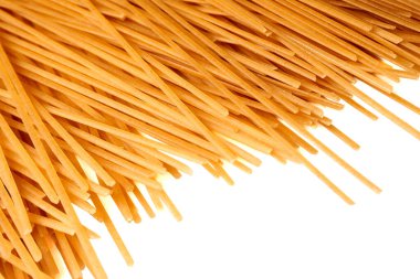Dağınık Buğday Spagettisi Kapalı Kapalı Beyaz Arkaplanda İzole Edildi