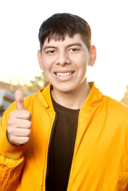 Genç Latin Adam Başparmağını kaldırdı: Onaylama / Memnuniyet İfadesi