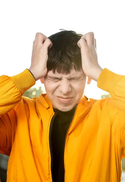 Genç Latin Adam Tutuşan Kafa: Stres ve Baş Ağrısı İfadesi