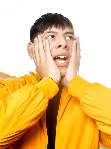 Yanaklarında Genç Latin Erkek Elleri: Şok / Şaşkınlık İfadesi