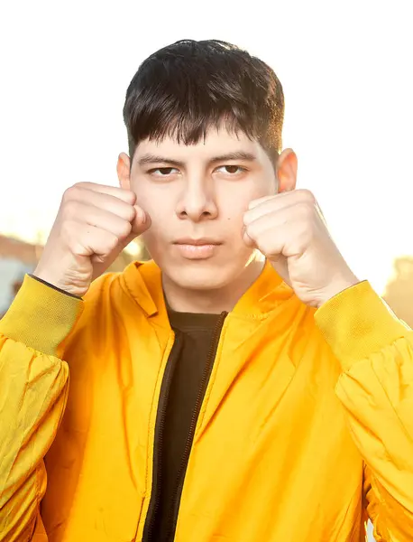 Genç Latin Erkeğinin Yumrukları Yukarı: Kararlı / Savaşmaya Hazır İfade