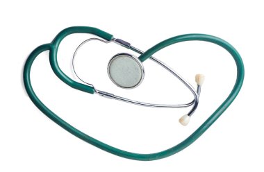 Kalp şeklindeki steteskop kardiyoloji ve hasta güveninin sembolize edici bir sembolü, temiz bir şekilde kaydedilmiş, beyaz arka planda izole edilmiş. Hastane ve klinikte teşhisi temsil eden tıbbi ekipmanlar dinleme ve şefkatli sağlık hizmetleri