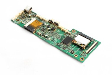 Beyaz arkaplanda izole edilmiş çip bağlantıları ve soketleri olan bilgisayar denetleyici devre kartı 