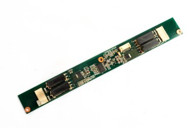 LCD çevirici devre kartı beyaz arkaplanda izole edilmiş ışık gücü sağlar 