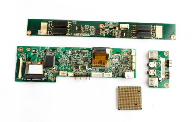 Gömülü sistem geliştirmesi için beyaz arkaplanda izole edilmiş elektronik pano ve işlemci seti 