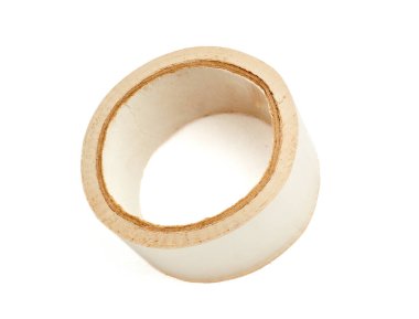 Paketleri mühürlemek için bant rulosu ve beyaz arkaplanda izole edilmiş onarımlar 