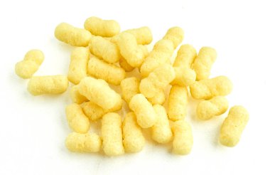 Mısır gevreği abur cuburları bir yığın iletişimi kolaylaştıran atıştırmalıklar ve hoşgörü dokusu ve işlenmiş gıda seçenekleri kavramı olarak dağıtılır. beyaz arkaplanda izole