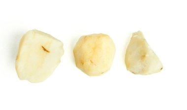 Sıraya dizilmiş soyulmuş patates parçaları beyaz arka planda izole edilmiş hazırlık adımlarını öneriyor.