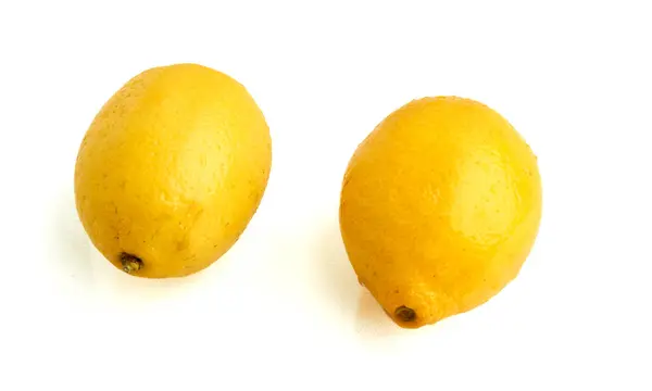 Beyaz arka planda iki limon açılı perspektif