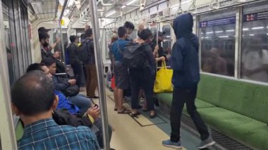 Jakarta, Endonezya. 27 Eylül 2024. Tren Jakarta Kota istasyonuna vardıktan sonra trenden inmeye hazırlanan banliyö yolcularının koşuşturması ve koşuşturması.