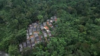 İnsansız hava aracı görüntüsü Baduy Kabilesi 'nin geleneksel evleri yeşil ormanın ve akan nehrin ortasında düzgünce düzenlenmiştir. Bu yerleşim yeri Kanekes Köyü 'nde, Banten Eyaleti, Endonezya' nın Lebak Regency bölgesinde yer almaktadır..