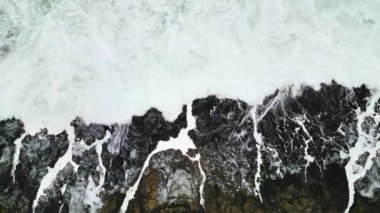 Karang Bokor Sahili, Sawarna, Banten, Endonezya 'da kayalara çarpan dalgaların 4K' lık görüntüsü güzel ve tehlikeli bir manzara gösteriyor..
