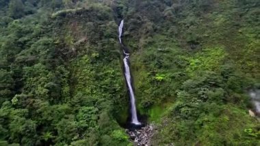 Curug Cikawah olarak adlandırılır çünkü bu şelale Salak Dağı, Bogor ve Endonezya 'nın çevresinde yer almaktadır. Yoğun yeşil ormanlarla çevrili ve hala aktif olarak duman yayan bir krater..