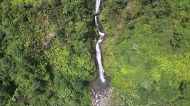 Curug Cikawah olarak adlandırılır çünkü bu şelale Salak Dağı, Bogor ve Endonezya 'nın çevresinde yer almaktadır. Yoğun yeşil ormanlarla çevrili ve hala aktif olarak duman yayan bir krater..