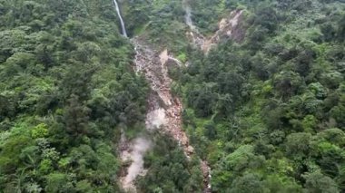 Hava Drone 'u. Cikawah Şelalesi, Endonezya 'daki Halimun Dağı Ulusal Parkı' nda. Yoğun ormanlarla çevrili güzel doğal bir manzara ve aktif bir krater var..