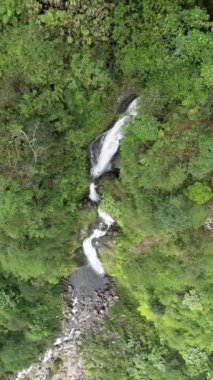 İnsansız hava aracı tepeden tırnağa uçuyor, Endonezya 'nın Bogor kentindeki Halimun Dağı' ndaki Cikawah şelalesinin hemen üstünde. Dikey bir şekilde uçmak bu şelalenin güzelliğini gösterir..