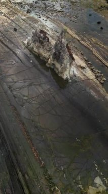 Tanjung Layar Sawarna Sahili, Banten, Endonezya 'da ikonik bir turizm merkezi olarak görülüyor. Tekne yelkeni şeklinde metamorfik çökeltilerden oluşan kayalar..