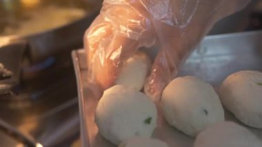 Sıcak yağlı kızartma tavası kullanan Combro, Endonezya 'dan geleneksel bir kek.